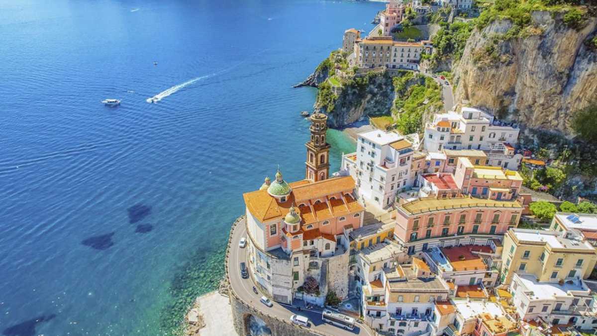 Scorcio panoramico di Ravello dall’alto, con il centro storico, il Duomo e la vista sul mare della Costiera Amalfitana in una luminosa giornata estiva